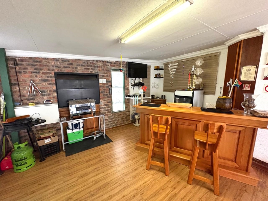 6 Bedroom Property for Sale in Lakeview Free State
